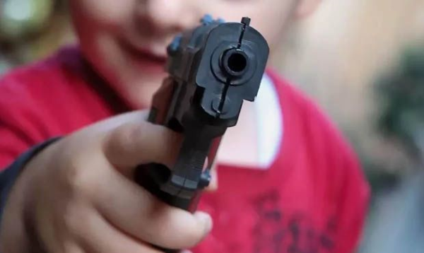 Bakıda 10 yaşlı uşaq kişini güllələdi